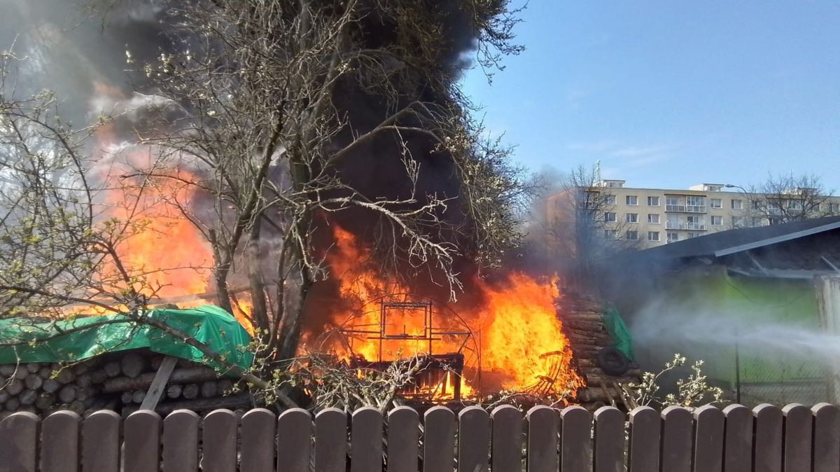 Zapálená svíčka ve skleníku zničila v Chrudimi nejen jej, ale i vedle stojící auto