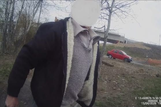 Agresivní rybář na Chomutovsku najel na strážce autem a vláčel ho na kapotě