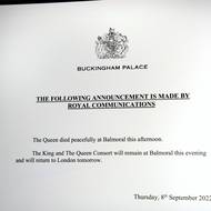 O dva dny později přišlo strohé oficiální oznámení. Královna Alžběta II. zemřela pokojně 8. září 2022 na panství Balmoral ve věku 96 let.