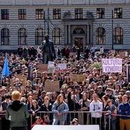 Na Náměstí Jana Palacha se sešly tisíce lidí, hlavně ti mladší. 