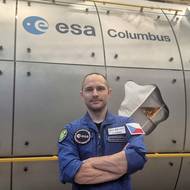 Aleš Svoboda s modulem Columbus v nizozemském centru ESA, který slouží k výcviku astronautů.