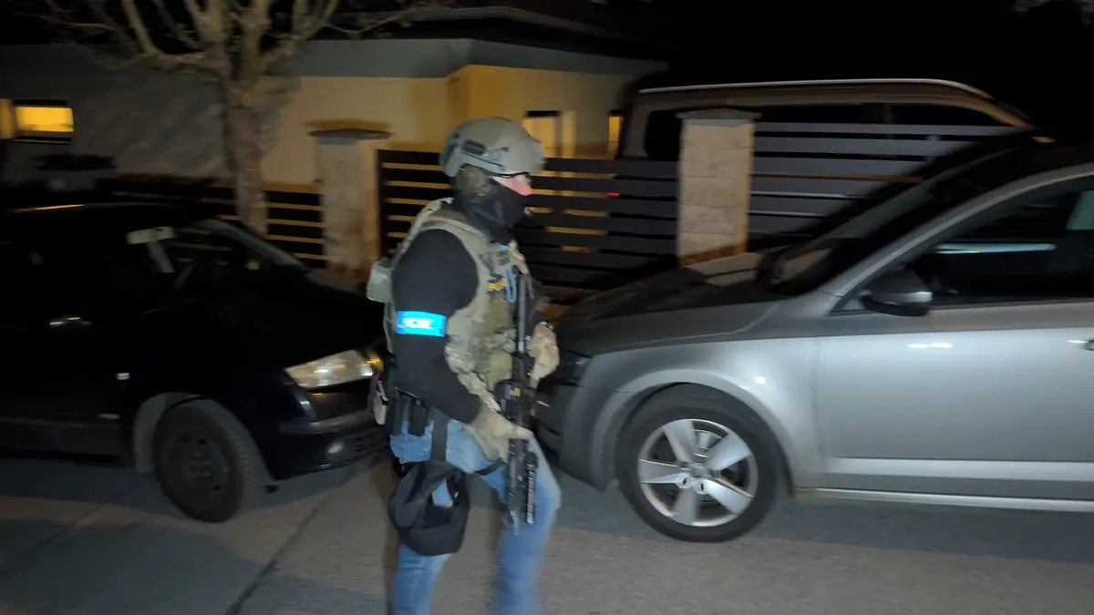 Dramatický protidrogový zásah u Prahy, na místo letěl i záchranářský vrtulník