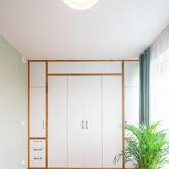 vestavěný nábytek napomáhá záměru zařídit místnosti tak, aby v nich volně proudil vzduch i světlo.