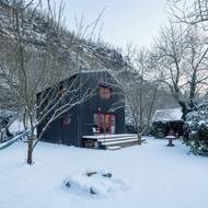 Chatu architekti navrhli tak, aby si ji majitelé mohli plně užívat po celý rok.