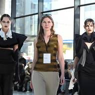 Absolutní vítězka soutěže mladých designérů Mattoni Young Fashion Stars Barbora Kotěšovcová (uprostřed) se svými modely.