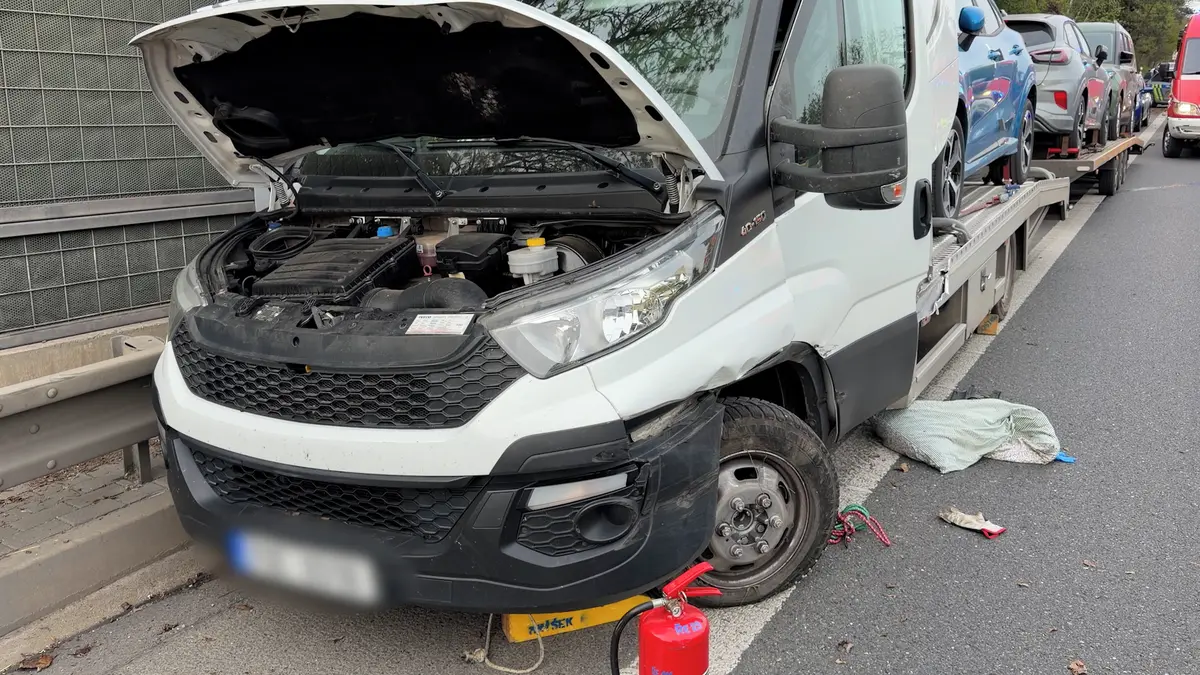 Výpadovku z Prahy uzavřela nehoda. Bouralo auto odtahovky