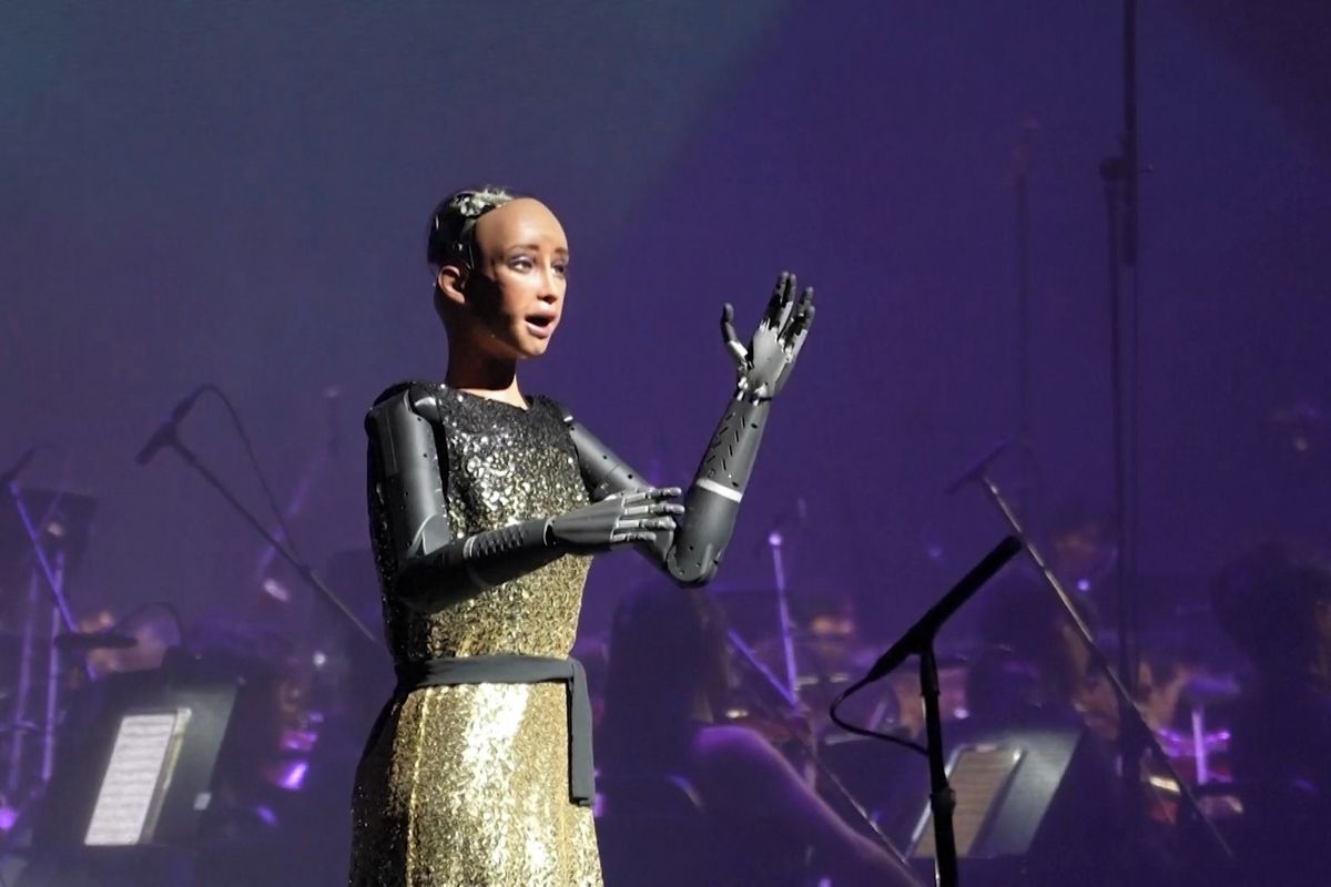Ve flitrovaných šatech s živým orchestrem. Robotka Sophia předvedla své pěvecké nadání