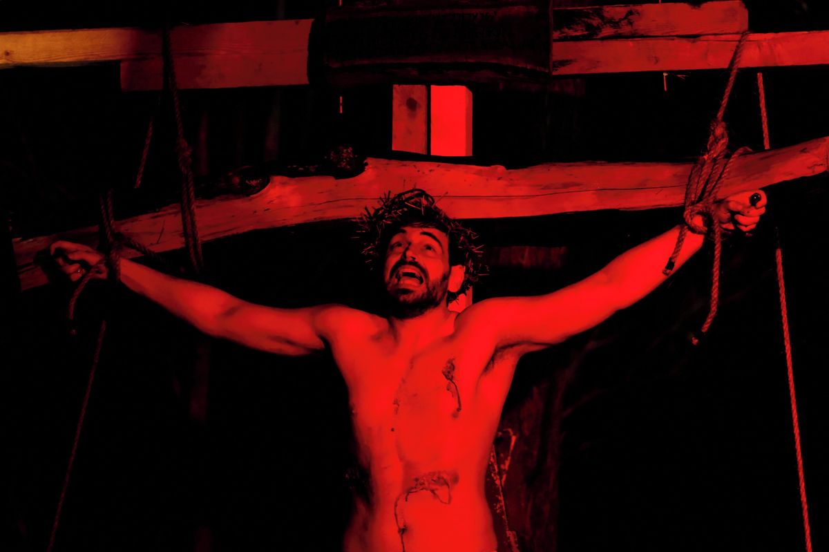 FOTO: Drsné i krvavé velikonoční tradice ve světě