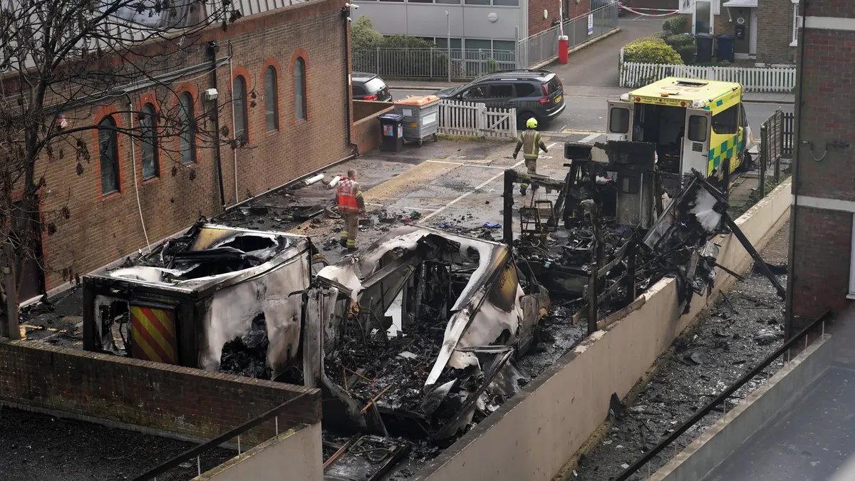 Londýnská policie zadržela další tři podezřelé ze žhářského útoku na židovské sanitky