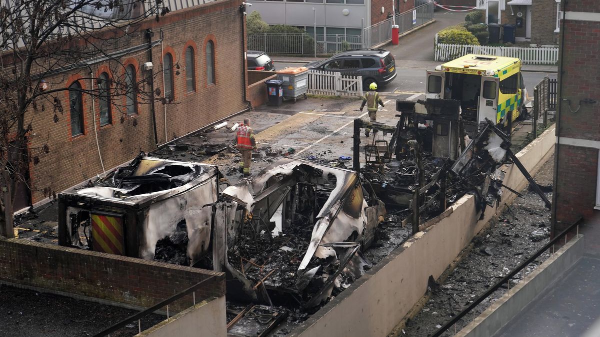 Londýnská policie zadržela další tři podezřelé ze žhářského útoku na židovské sanitky
