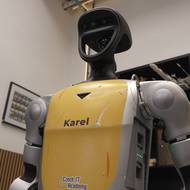 Odborníci pracují třeba na neuronové síti, která umí vyrovnat rovnováhu s vysoko položených těžištěm, robot tak bude schopný nosit břemena.