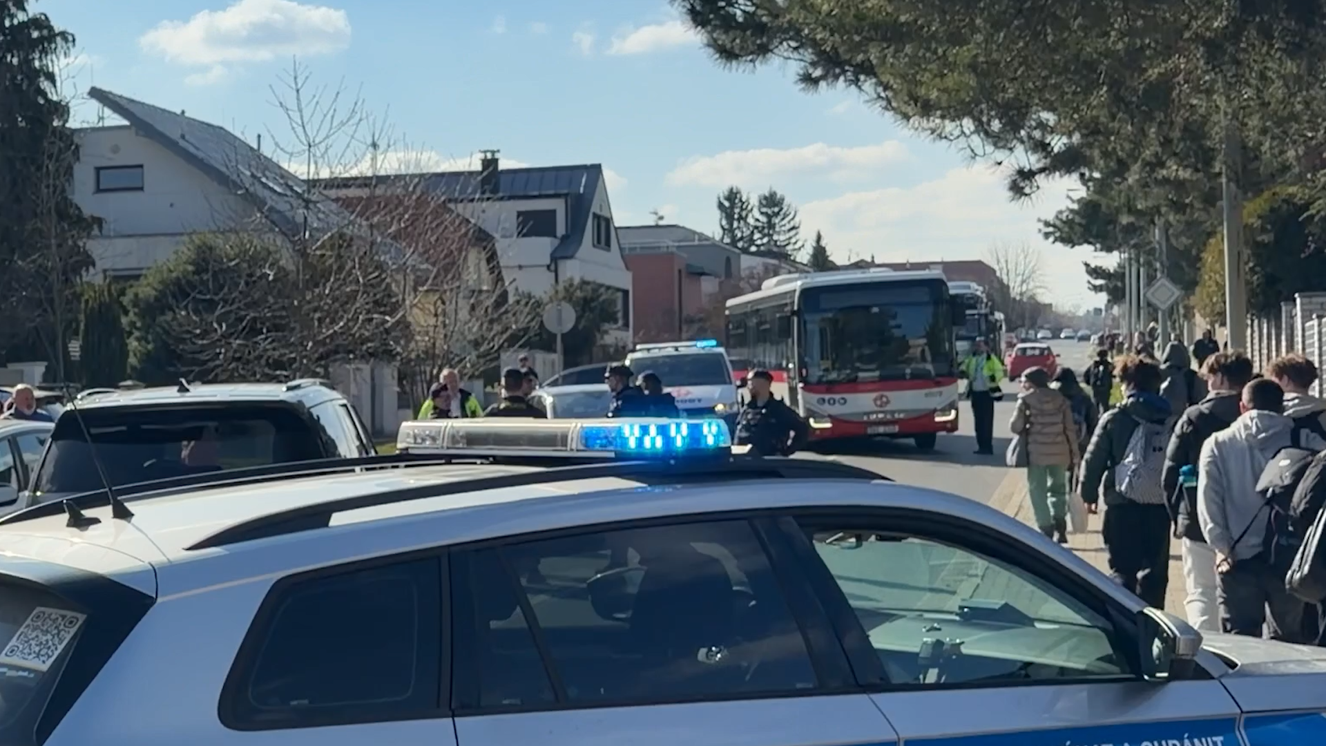 Chlapce v Nebušících srazilo auto, letěl pro něj vrtulník