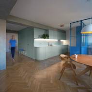 Zelená vestavba je centrálním bodem bytu.