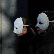 Typické bílé škrabošky