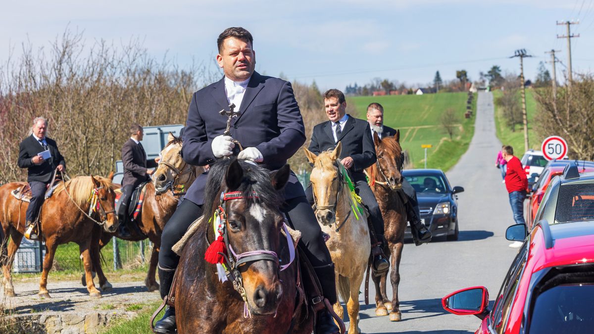 V Lukavci opět líbali kříž s Ježíšem. Tradiční akce se opakuje více než čtyři sta let
