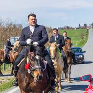 Jan David v čele jízdy na cestě kolem osady Nový Dvůr.