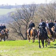 Jezdci stoupají k osadě Dolní Nový Dvůr.