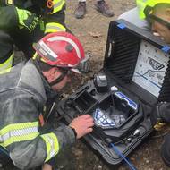 Hasiči zjišťují přesnou polohu uvízlého jezevčíka.