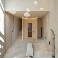 Velkorysá hala přes dvě podlaží a vstup do výtahu v sobě nesou dotek jisté velkoleposti.