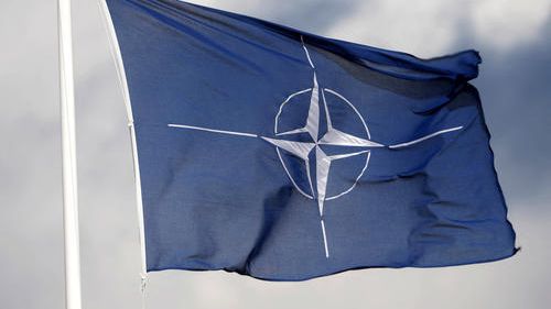 Většina Ukrajiny chce stále do NATO, důvěra v alianci i USA však oproti loňsku poklesla