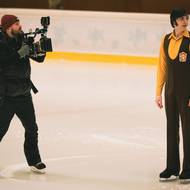 Ne všechno si Adam Kubala na ledě odbruslil. Štáb pro některé záběry využil dubléra.