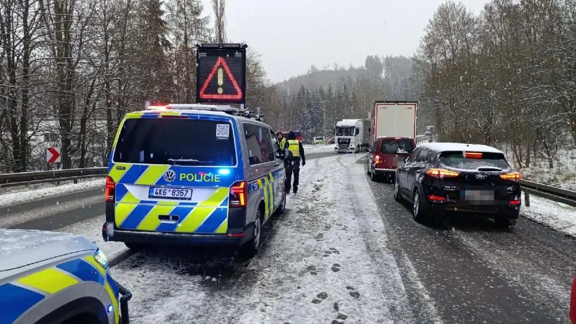 Sněžení na západě Čech komplikuje dopravu