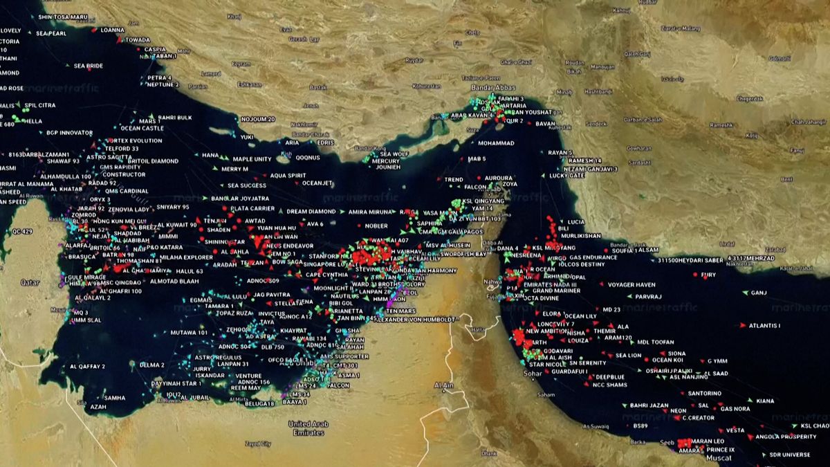 Už psychicky kolabují. Námořníci uvázlí na ropných tankerech se bojí vplout do Hormuzského průlivu