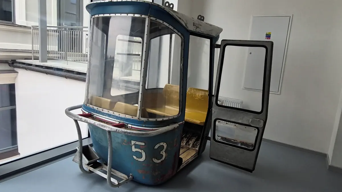 Nelehký osud. Originální kabinka lanovky na Černou horu roky sloužila jako altánek, pak skončila v garáži