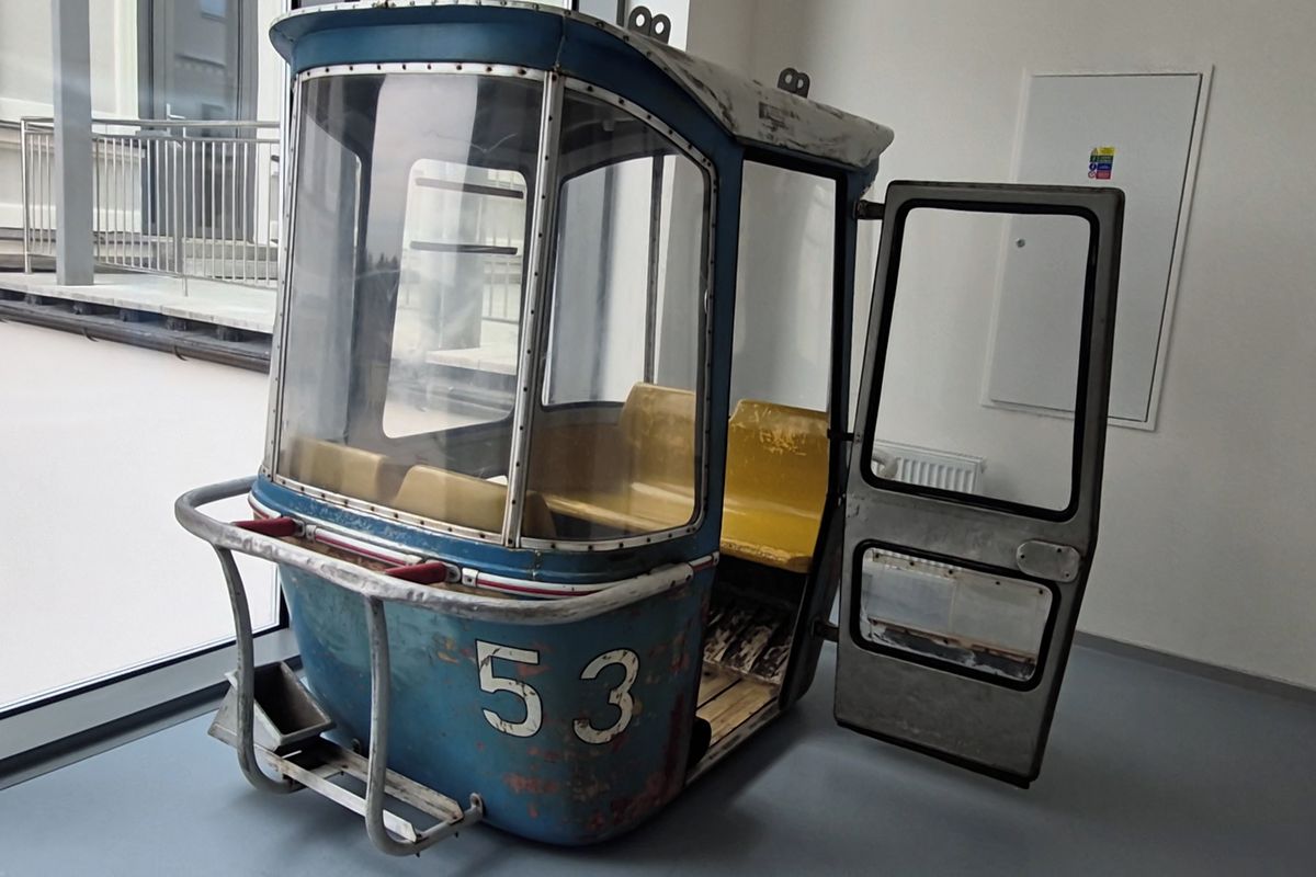 Nelehký osud. Originální kabinka lanovky na Černou horu roky sloužila jako altánek, pak skončila v garáži