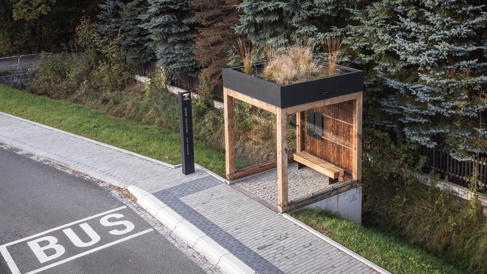 Zastávky v obci Prostřední Bečva připomínají velké květináče na nožkách