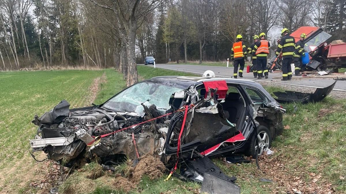 Mladý řidič v Audi vlétl při předjíždění na Jindřichohradecku do traktoru. Kolo se utrhlo i z valníku