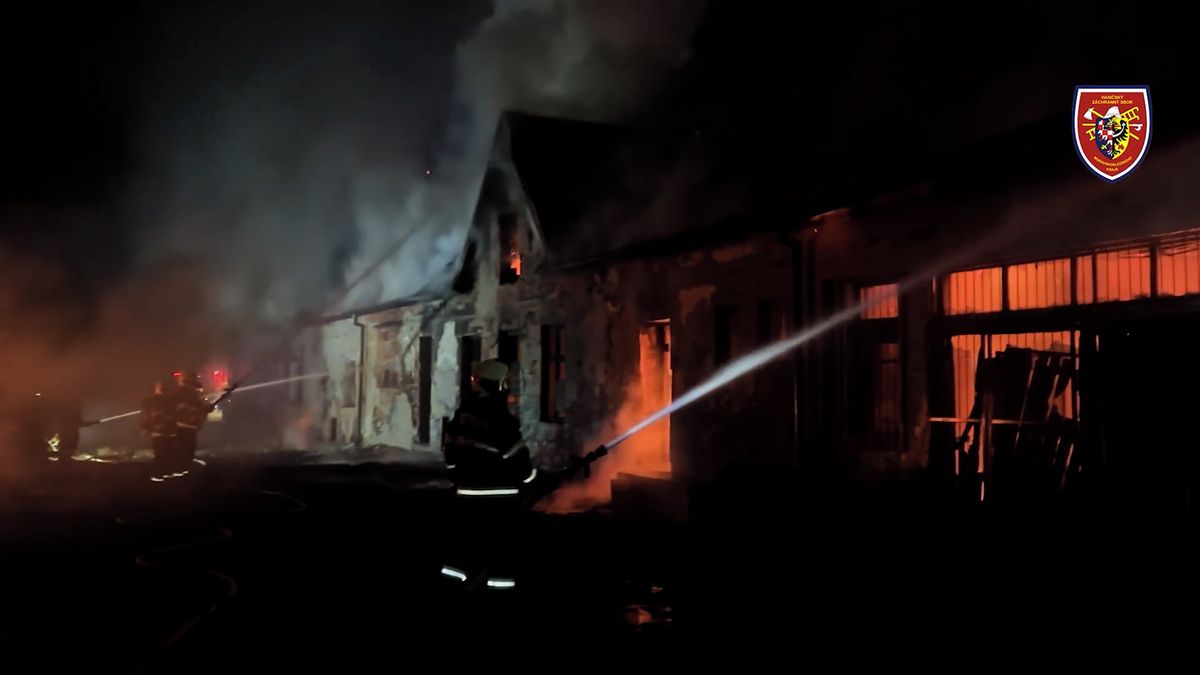 Pod zámkem v Hradci nad Moravicí hořela hospodářská budova