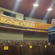 V hledišti divadla stojí Ondřej Kubišta, který má starosti kulturu v Městské knihovně v Praze.