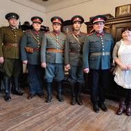 Část četnického týmu i s paní hospodyní