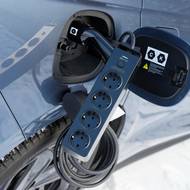 Zásuvku na pravé straně lze využít pro nabíjení trakční baterie i spotřebičů z vozu.