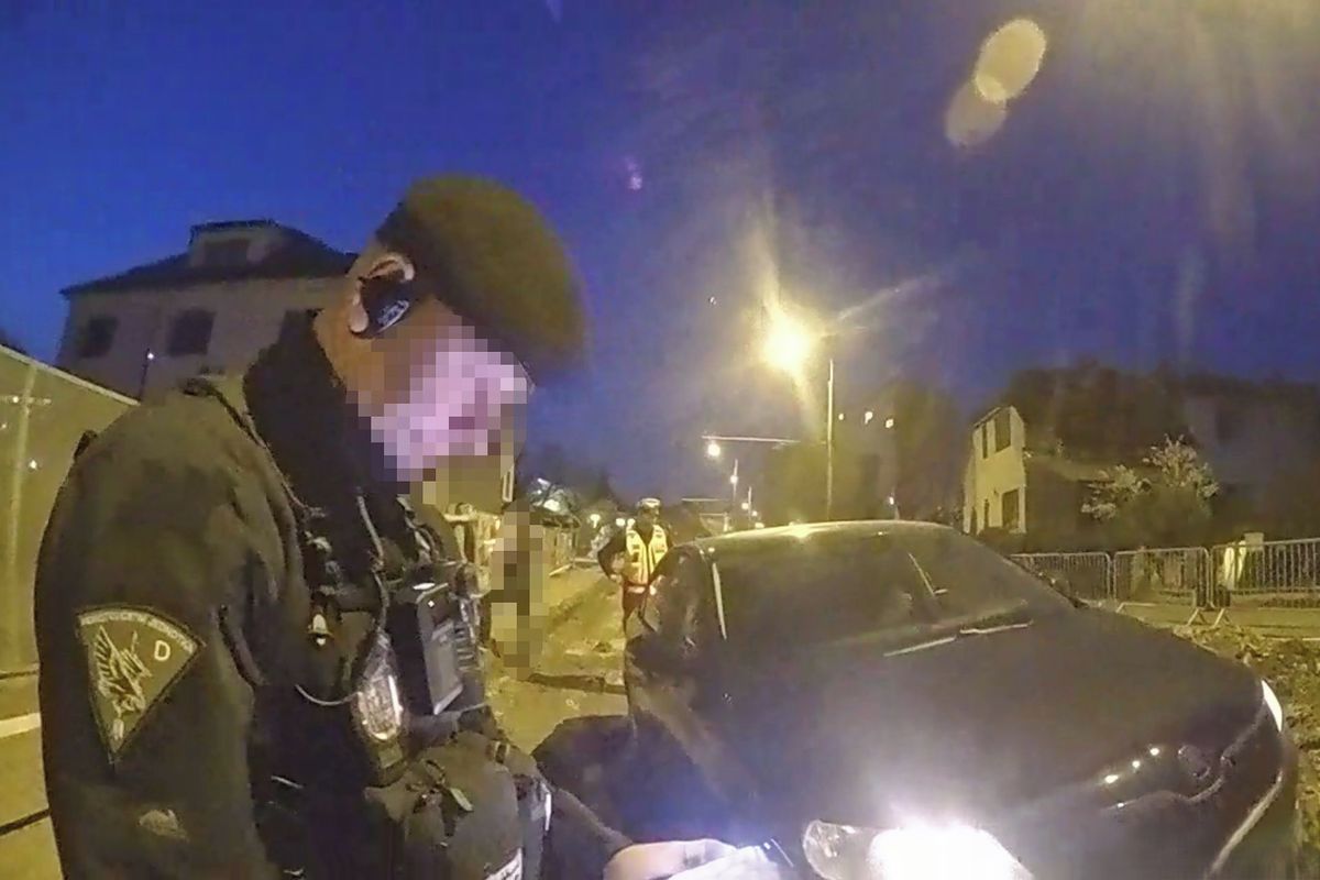 Řidička v Budějovicích vjela do rozkopané silnice. Vůz se zasekl na kanálu