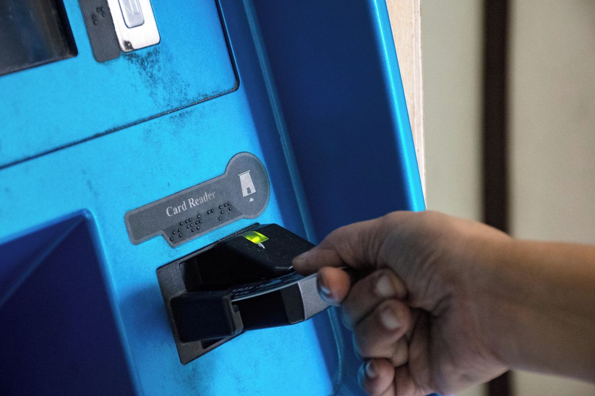 Vykopal z hrobu sestru a nesl tělo do banky, aby prokázal, že je mrtvá. Video z Indie je děsivé