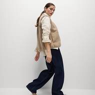 Lehká vesta z umělé kožešiny bez límce, Marks & Spencer, 1099 Kč