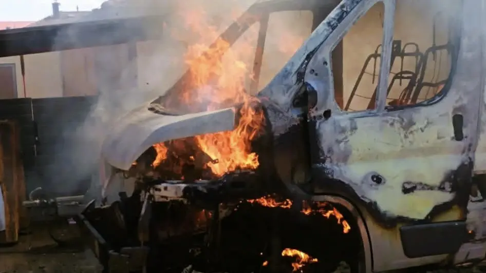 Nepovedené sváření. Požár na Českobudějovicku zničil tři auta, žena utrpěla popáleniny v obličeji