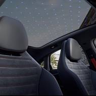 Zajímavostí je prosklená střecha s osvětleným motivem hvězd.