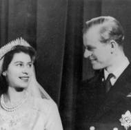 Královská svatba. Do prince Philipa se Alžběta zamilovala jako třináctiletá. Během druhé světové války si dopisovali, nedlouho po jejím skončení se vzali.