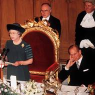 1992, nejhorší období vlády. Alžběta se musela vypořádat s rozpadem dvou manželství v rodině i požárem sídla ve Windsoru. Proto tento letopočet nazvala jako „annus horribilis“ - strašný rok. 