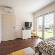 Součástí vejminku je i vlastní ložnice s francouzským oknem směrem do zahrady.