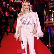 Moderátorka Eva Perkausová dokoupila ke svému růžovému kostýmku ze Zary jen tričko z konfekce Mohito s tematickým nápisem.