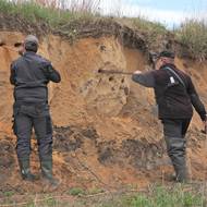 Místo ptáků vytvářejí otvoru v břehu nadšenci s technikou.