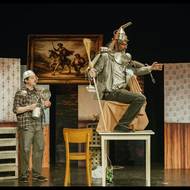 Kostýmy obou protagonistů pomáhá dotvořit kuchyňský arzenál.