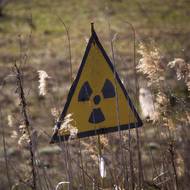 Značka upozorňující na radiaci v „rudém lese“, který po havárii pohltil spoustu radioaktivního prachu. Hynoucí stromy se tehdy zbarvily do temně červené barvy.