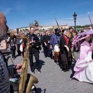 Průvod samurajů na Karlově mostě.