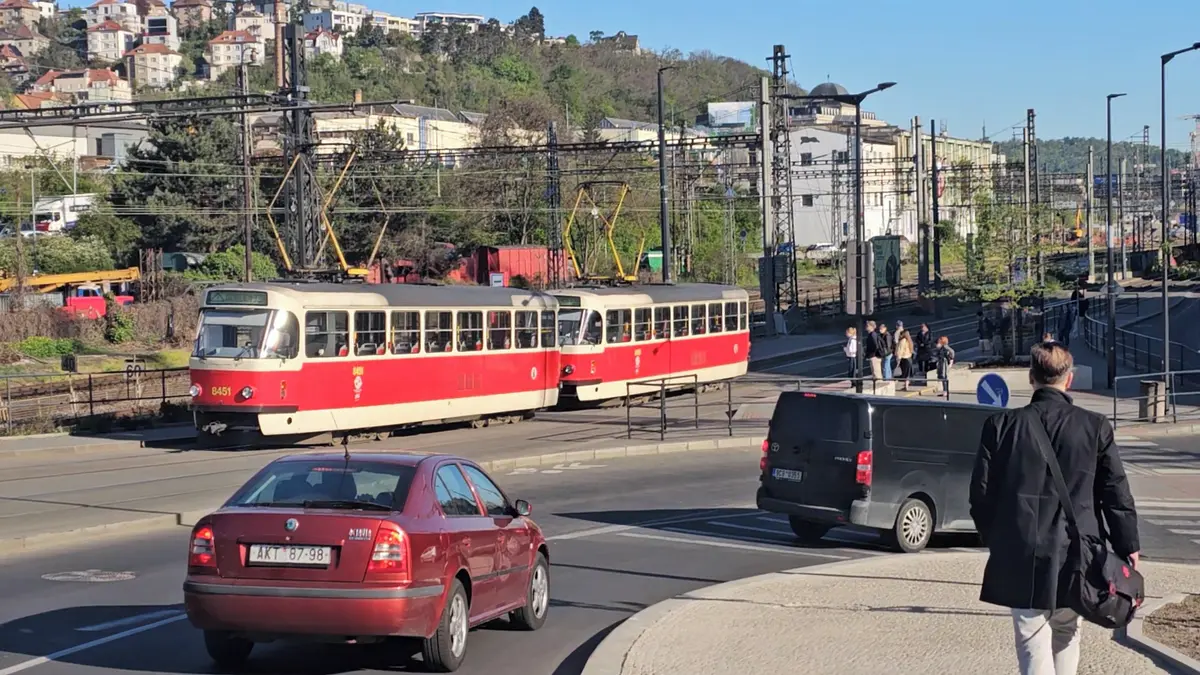 Tramvaj na blikačkách couvající ke Smíchovu překvapila Pražany