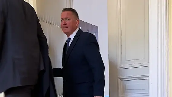 Nůž pod krkem nebo knokaut hlavičkou. Bachaře z Karlovarska soudí za násilí na partnerkách